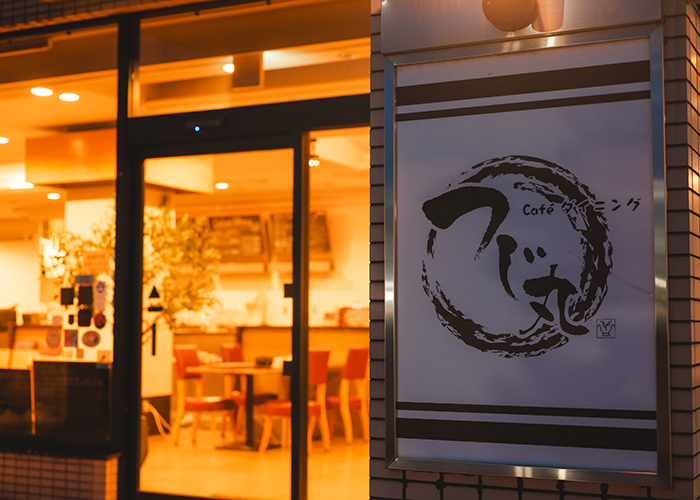 テラス席・広々とした店内の紹介