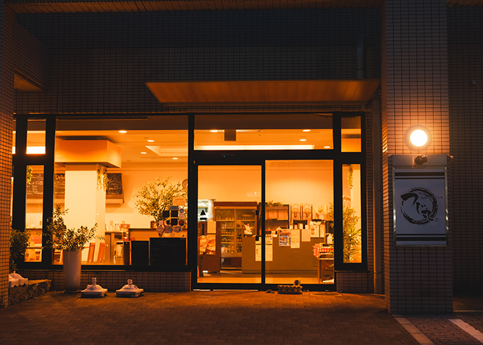 テラス席・広々とした店内の紹介