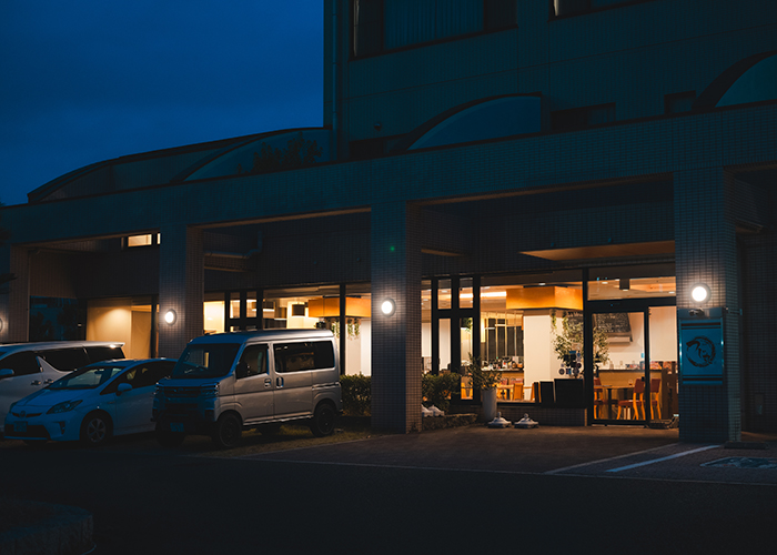 テラス席・広々とした店内の紹介
